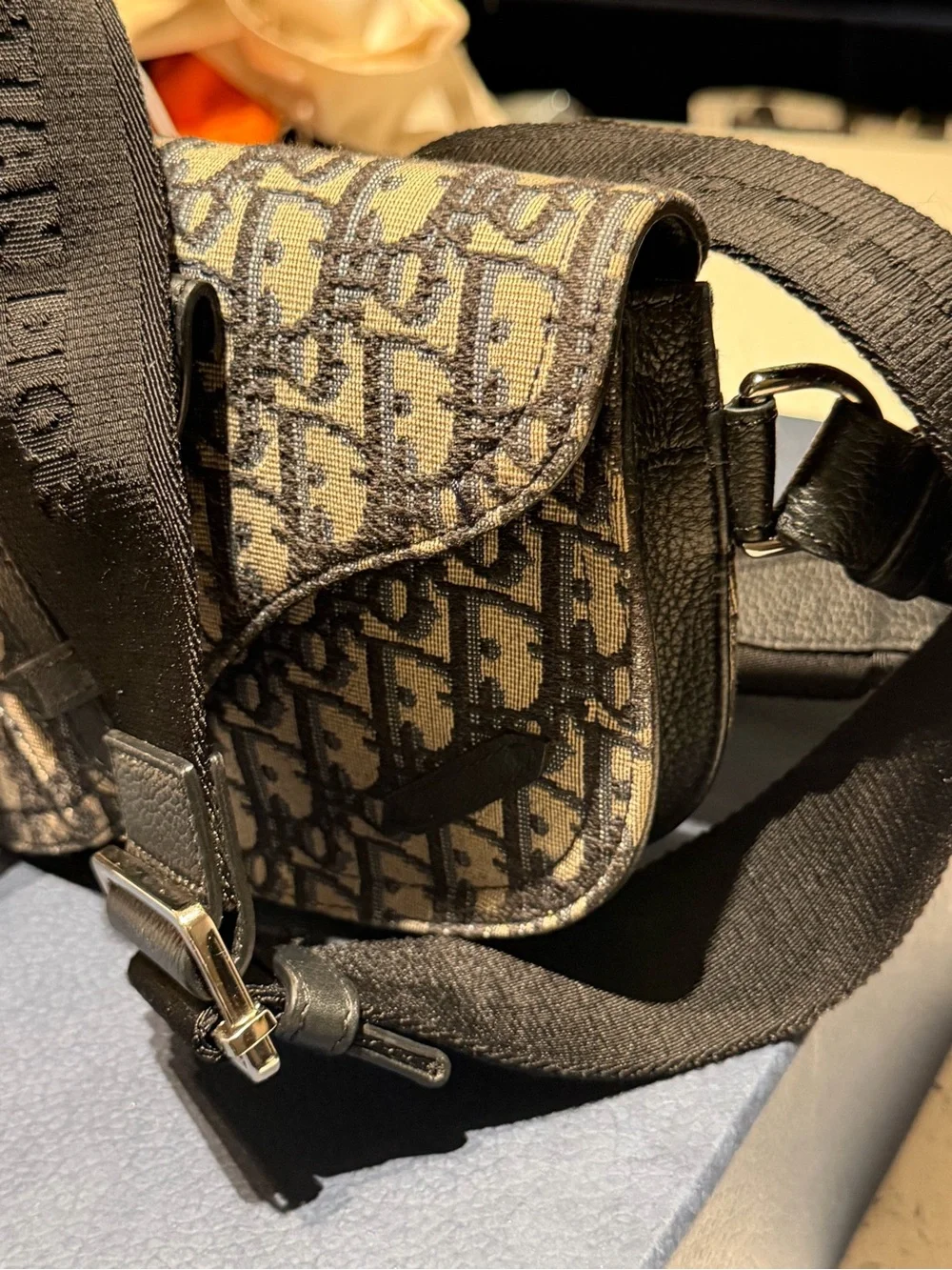 $2,900 Dior Saddle Messenger Bag in Blue and Beige Oblique